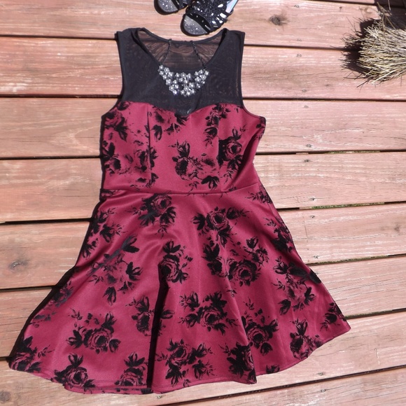 Burgundy and black fit and flare dress - Picture 1 of 8